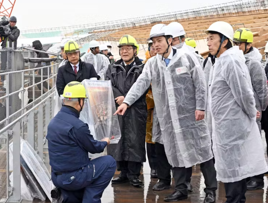 斎藤元彦知事　かつら　ヘルメット